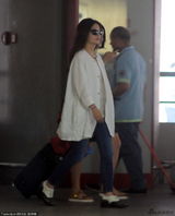 组图：赵薇穿外套现身不怕热 黑超遮面全程无语