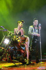 组图：杜德伟演唱会后激吻妻子 拒邀旧爱上台