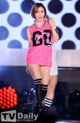 组图：泫雅热情献唱 性感热裤不慎露底