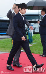 组图：韩星白珍熙出席活动 红裙优雅性感