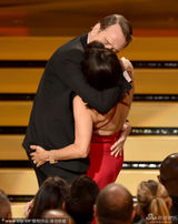 组图：茱莉亚获喜剧最佳女主角遭绝命毒师强吻