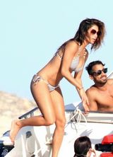 组图：妮可比基尼秀丰满身材 纵情跳海嬉水