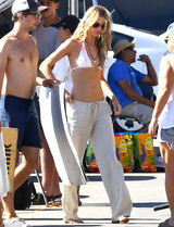 组图：维密超模悬崖拍封面 身材火辣诱人