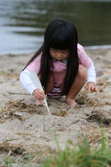 组图：姐姐粉衣开心荡秋千 新西兰湖畔秀光腿