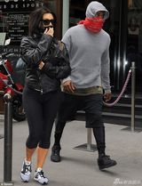 组图：卡戴珊皮夹克全副武装 紧身短裤秀翘臀