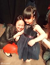 组图：王诗龄纽约登T台 小公主不改吃货本色