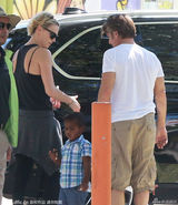 组图：塞隆吊带装性感 爱子与西恩-潘略显生疏