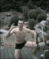 秒娱连珠：少女拉床柱跳钢管舞惨摔