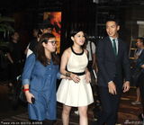 组图：柯震东与同剧女演员嬉笑 分手心情无损