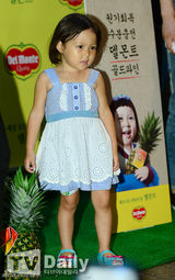 组图：秋小爱参加料理体验课 吃水果萌翻