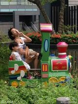 组图：小S小女儿戴头饰变小飞象 可爱逗趣