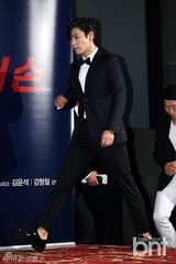 组图：崔胜贤Top宣传19禁新片与申世京谈笑