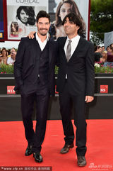 组图：《切口》两女星深V爆乳却撞衫 露胸比美