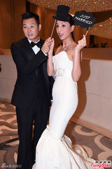 组图：郑希怡豪气大婚 全身金饰富态十足