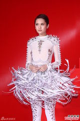 组图：杨丞琳穿华服亮相 尾椎伤势未复原