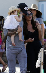 组图：好男人典范！小贝带孩子辣妹负责扮靓