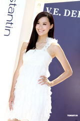 组图：陈法拉Ana R裙装性感 陈豪帅气西装亮相