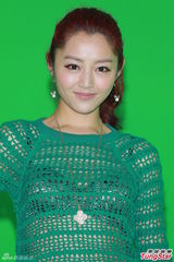 组图：吴君如加拍《金鸡》重口戏 怀抱大香蕉