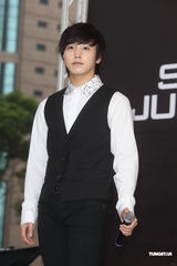 组图：SJ-M台北签唱会 兄弟情深互喂台湾小吃