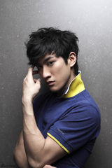 组图：李治廷变优雅绅士 活力四射演绎运动时尚