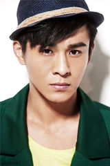 组图：乔振宇生日写真绿衣礼帽演绎俏皮绅士