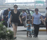 组图：孙俪穿热裤携子现身 小萌娃自推婴儿车