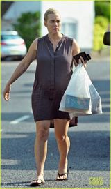 组图：38岁温斯莱特挺大肚购物 素颜显憔悴