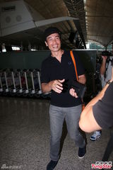 组图：陈豪启程加拿大办婚宴 拒谈陈茵媺怀孕