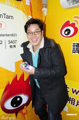 组图：谭咏麟现身街头为民众打气 望点燃爱心