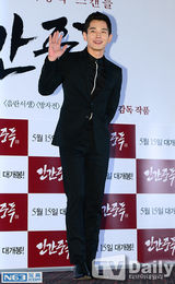 组图：《人间中毒》试映 宋承宪黑西装眉目含情