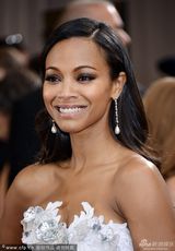 组图：阿凡达女郎佐伊-索尔达娜白色美裙亮相