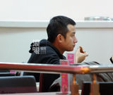 组图：文章马伊琍逛商场 同吃冰激凌显默契