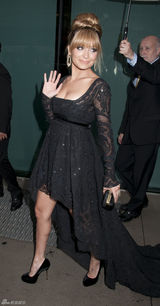 组图：妮可-里奇黑裙亮相复古优雅