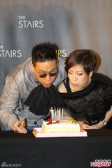 组图：范玮琪周丽淇全程咬耳 范范秀腿泄春光