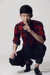 组图：90后小生刘芮麟拍写真 时尚英伦风范足