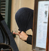 组图：莱昂纳多变铁面人 外戴墨镜艰难吃披萨