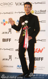 组图：韩佳人金宣儿性感争艳 李秉宪盛装亮相