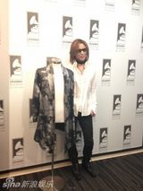 组图：YOSHIKI美国音乐会钢琴演奏色彩绚丽