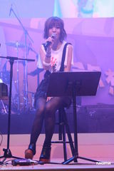 组图：李克勤郑欣宜开唱 鼓励年青人追梦