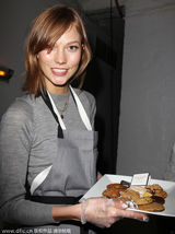 组图：超模卡莉戴围裙变甜品师 笑容甜美可爱