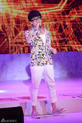 组图：李健回清华放歌 望学弟妹拥有年轻的心