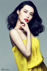 组图：韩丹彤烈焰红唇妆写真 柔发飞扬妩媚动人