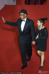 组图：《绝命毒师》男星埃斯波西托携女儿亮相