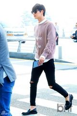 组图：朴海镇赴泰国拍广告 暖男造型帅气迷人