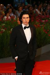 组图：衰姐们屌丝男友变型男 内衣超模爆乳相挺