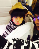 组图：陆毅贝儿新西兰秀潮范儿 表情长腿齐同步