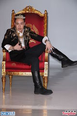 组图：潘玮柏身披5000万珠宝 为新专辑拍宣传照