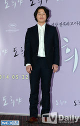 组图：《道熙》结缘戛纳 金赛纶黑裙亮相试映会