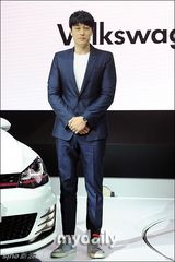 组图：赵寅成等现身釜山车展 看完帅男看车模