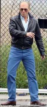 组图：秃顶也有型！约翰尼-德普穿炫酷皮衣赶戏